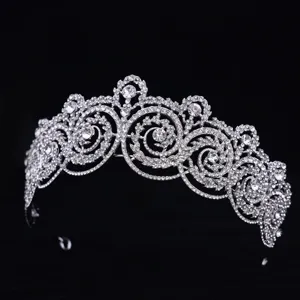 Gedetailleerde close-up van een Europese luxe strass bruidstiara, sprankelende haarkroon.