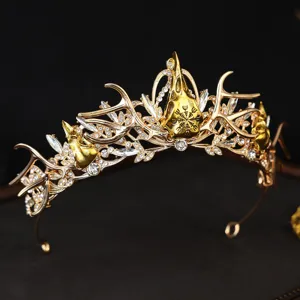Goldene gotische Hirschgeweih Krone mit Strass, elegante Vintage Totenkopf Tiara Halloween.