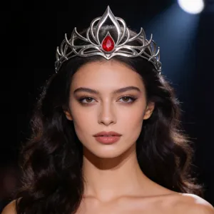 Stupenda tiara corona argentata con cristallo rosso, accessorio capelli vintage donna.