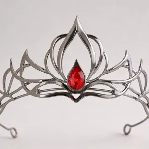 Tiara corona vintage in argento scuro con strass rosso a goccia per capelli da sposa gotici.