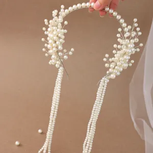 Dettaglio del cerchietto da sposa in perle con frange multistrato per abito nuziale.