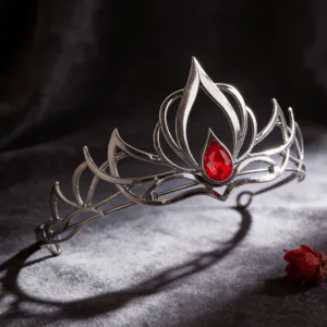 Dettaglio ravvicinato della tiara gotica vintage con gemma rossa e corona d'argento.