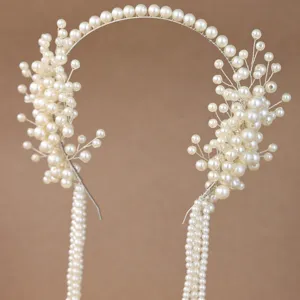 Cerchietto da sposa in perle con nappe multistrato a cascata, elegante accessorio per capelli.