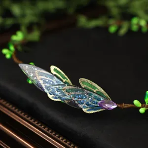 Feen Haarreif Detail im Waldstil, grüner Zikadenflügel Haarschmuck mit violettem Kristall.