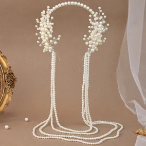 Inquadratura di dettaglio del cerchietto da sposa in perle con nappe a cascata per abito