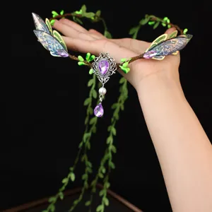 Elfen Stil Haarreif Detail, grüne Blatt Ranke Kopfbedeckung mit violettem Kristall und Quaste.