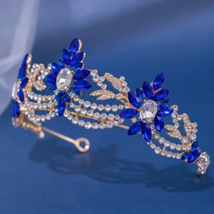 Nahaufnahme einer blauen Strass-Brautkrone, elegantes goldenes Legierungs-Diadem Detail.