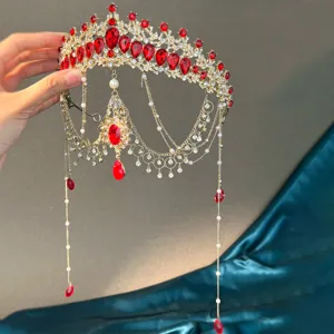 Élégante couronne de mariée en strass rouges avec chaînes suspendues pour mariage.