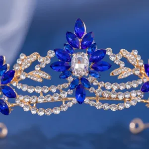 Detaillierte Nahaufnahme des glitzernden blauen Kristall Strass Braut Tiara Krone Hochzeit Haarschmuck.