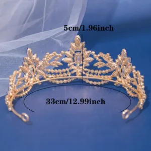 Detailansicht der goldenen Strass Braut Tiara Krone, mit exakten Maßen 5cm Höhe und 33cm Größe.