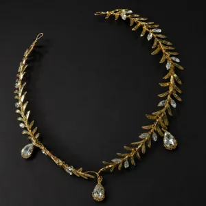Vue rapprochée d un diadème doré de feuilles d olivier avec strass et gouttes de cristal