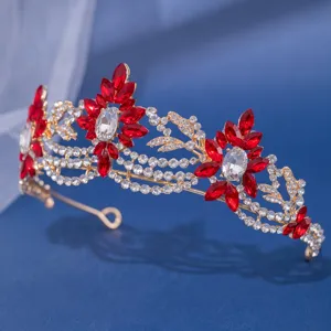 Nahaufnahme des goldenen Legierungs-Brauttiaras mit funkelnden roten und klaren Kristallen.