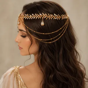 Chaine de tête dorée exquise avec feuilles et strass, accessoire de cheveux élégant.