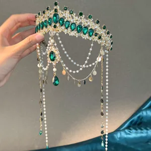 Magnifique tiare de couronne de mariée dorée avec des strass vert foncé et des perles.