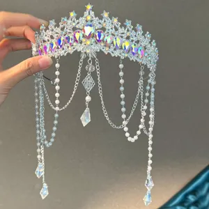 Magnifique tiare couronne de mariée en strass avec de délicats pendentifs perlés et chaîne.