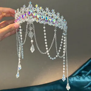 Vue détaillée de la tiara de mariée en strass argenté avec des perles et des chaînes.