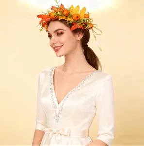 Vue détaillée d'un serre-tête couronne de fleurs citrouille feuille d'érable automne.