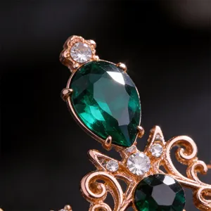 Gros plan détail d'un superbe diadème de mariée étincelant en strass vert et alliage or rose.