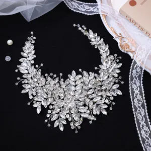 Gros plan sur le serre-tête de mariée en strass cristal fait main, détail de vigne étincelante.