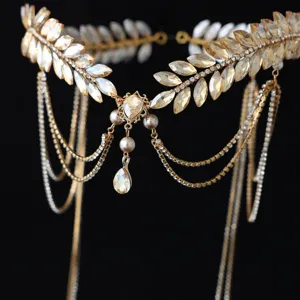 Corona de novia con hojas de diamantes de imitación dorados y cadenas de flecos para el pelo.