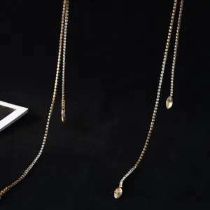 Detalle de cadena de pelo con pedrería dorada, elegante accesorio de corona de novia.