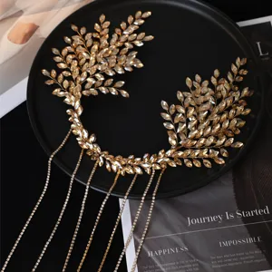 Detalle diadema hojas diamantes imitación oro, elegante accesorio pelo novia con cadenas de cristales.