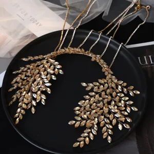 Diadema de novia de hojas de diamantes de imitación dorados con borlas largas, detalle elegante.
