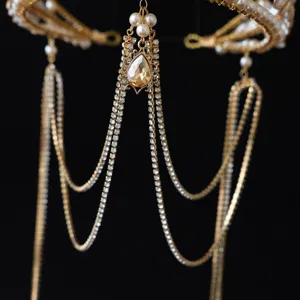 Cadena de frente de pedrería dorada accesorio para el cabello de novia primer plano cristales