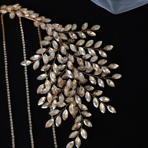 Detalle del accesorio de cabello nupcial de hoja de diamantes de imitación con cristales.