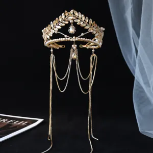 Detalle de primer plano de corona de diamantes de imitación de hoja de oro de lujo.