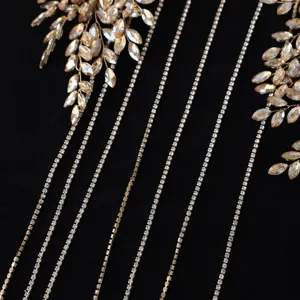 Accesorio de pelo de novia con pedrería dorada y cadena de flecos largos para bodas.
