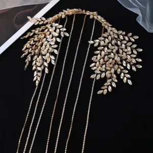 Accesorio de cabello de novia con hojas de estrás doradas y cadenas de borlas de cristal largas.