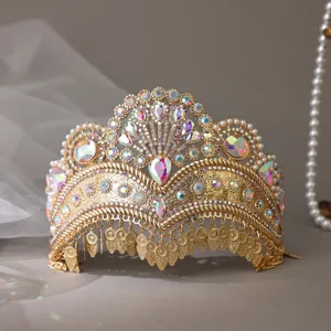 Détail de tiare en strass doré exquis, accessoire de cheveux de danse, couronne.