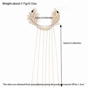 Detalle de accesorio de pelo hoja estrás oro, muestra ancho 43cm y largas cadenas flecos 54cm.