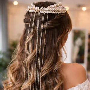 Vista detallada de la tiara de novia con borlas de estrás dorados de diseño exquisito.
