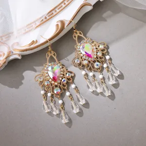 Boucles d'oreilles longues pampilles strass cristal doré style baroque pour femmes.