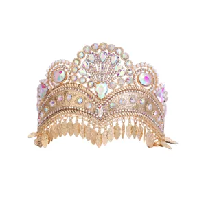 Détail en gros plan du tiare doré en strass, couronne de cristal étincelante avec breloques.