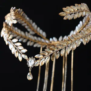 Elegante diadema de hojas doradas con brillantes pedrerías y delicados flecos para novia elegante.