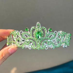 Detalle primer plano tiara princesa pedrería verde aleación plateada peine diadema.