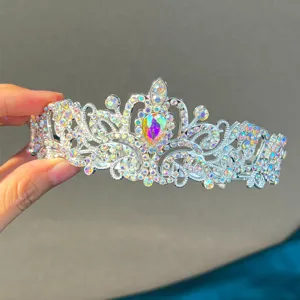 Detalle en primer plano de la tiara de diamantes de imitación plateada, corona fiesta.