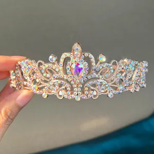 Primer plano de una tiara de strass brillante con un elegante cristal central en forma de lágrima.
