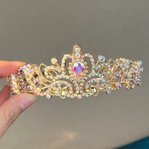 Primer plano detallado de la tiara de diamantes de imitación dorados con brillantes gemas de cristal.