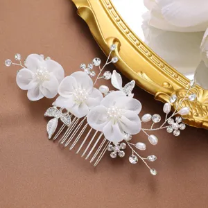 Élégant peigne à cheveux de mariée avec perles et strass, idéal pour mariages et fêtes formelles.