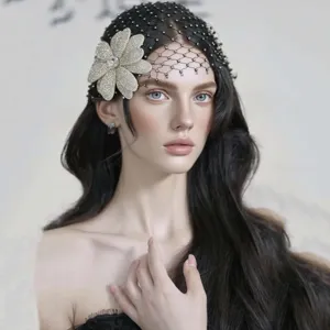 Elegante fascia per capelli a rete con fiori di strass scintillanti, accessorio sposa raffinato.