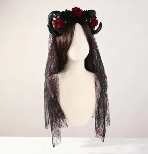 Gotische duivelshoorn haarband met rode zwarte rozen en kanten sluier detail voor feest.