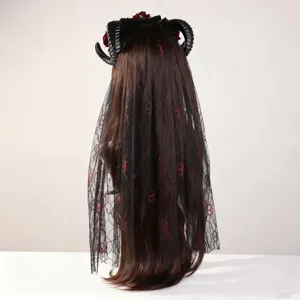 Gotische zwarte duivelshoorntjes haarband met rode rozen en kanten sluier, gedetailleerd zicht.