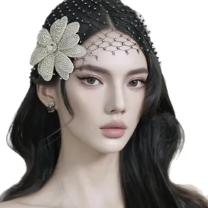 Cerchietto con retina per capelli a fiori in strass scintillanti per matrimonio.