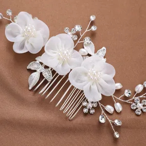 Peigne a cheveux de mariee elegant avec fleurs en mousseline blanche perles et strass.