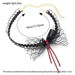 Gotische schwarze Spitzen-Choker-Halskette mit rotem Edelstein und Kristallen.