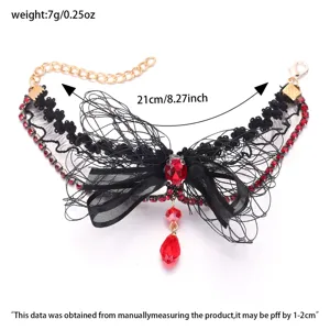 Gotischer schwarzer Spitzen-Choker Halskette mit roten Strasssteinen für Damen.